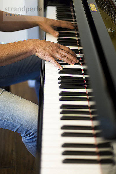 Ein Mann spielt Klavier; Surrey  British Columbia  Kanada