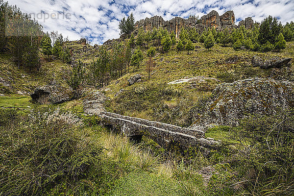 Antikes Aquädukt  vermutlich um 1500 - 1000 v. Chr. gebaut  Cumbemayo; Cajamarca  Peru