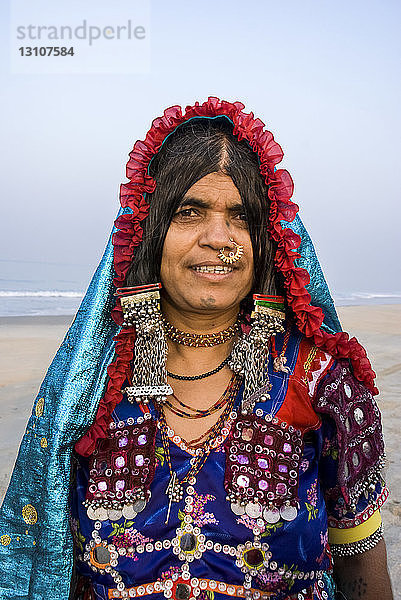 Porträt einer Frau aus Karnataka am Strand von Colva; Goa  Indien