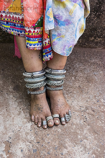 Schmuck an den Beinen und Füßen einer Frau aus Karnataka; Goa  Indien