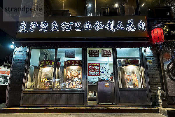 Restaurantfassade mit chinesischer Laterne; Peking  China