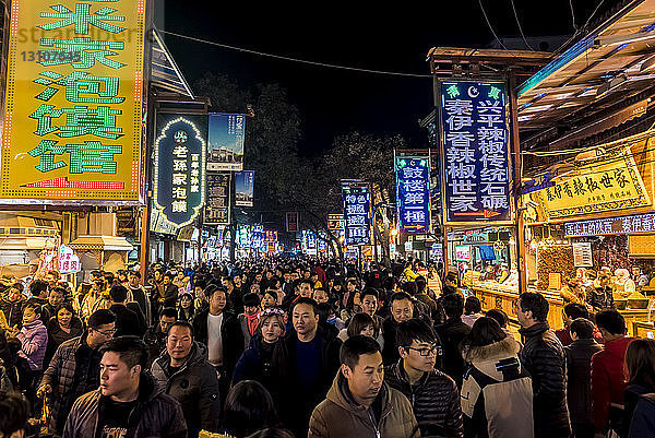 Gedränge auf dem berühmten Lebensmittelmarkt im muslimischen Viertel; Xian  Provinz Shaanxi  China