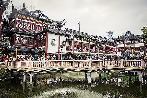 Touristen in der Nähe des Stadtgott-Tempels und des Yu-Gartens im ehemaligen Nanshi-Bezirk; Shanghai  China