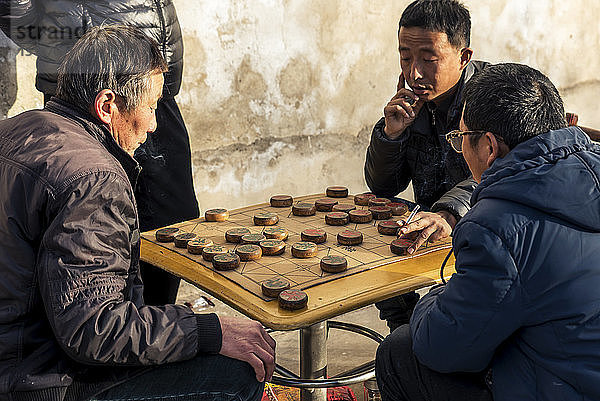 Chinesische Männer beim Brettspiel; Xian  Provinz Shaanxi  China