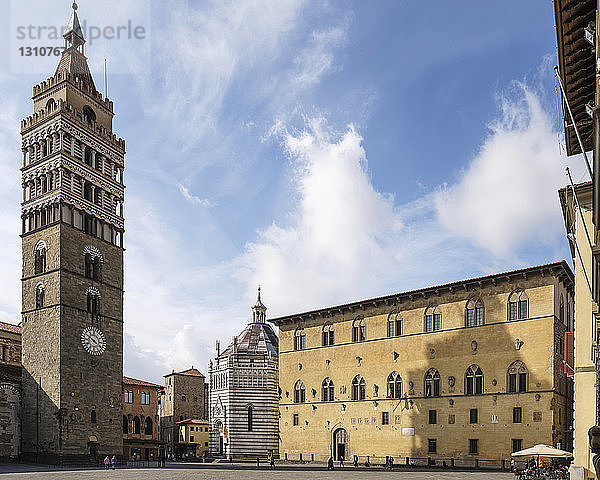 Glockenturm  Baptisterium von San Giovanni in Corte  Rathaus  Domplatz; Pistoia  Toskana  Italien