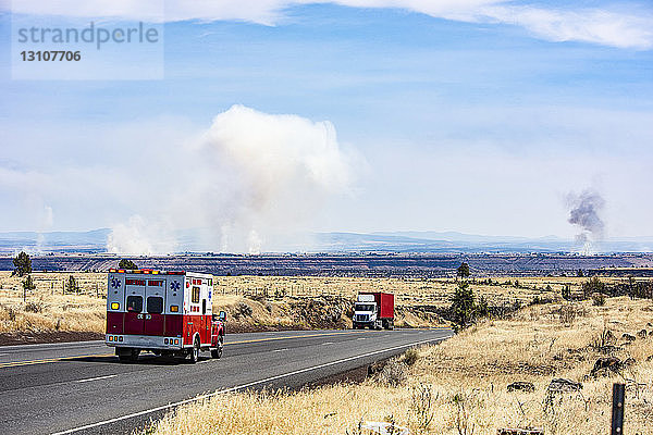 Ein Einsatzfahrzeug fährt auf dem US Highway 26 in Richtung mehrerer Waldbrände in der Nähe von Madras und Metolius in Zentral-Oregon während der Trockenzeit 2018; Oregon  Vereinigte Staaten von Amerika