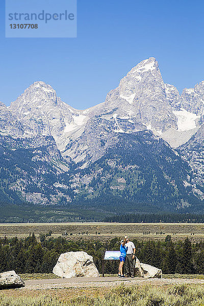 Touristen am Aussichtspunkt  Teton Range  Grand Teton National Park  Wyoming  Vereinigte Staaten von Amerika