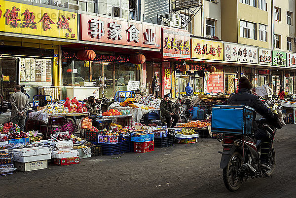 Frisches Obst zum Verkauf auf einem Straßenmarkt; Datong  China