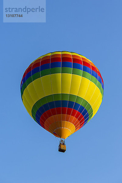 Niedriger Blickwinkel auf einen bunten Heißluftballon am blauen Himmel; St. Jean sur Richelieu  Quebec  Kanada