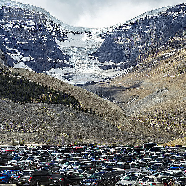 Ein voller Parkplatz im Jasper National Park mit einem Gletscher in den Rocky Mountains; Alberta  Kanada