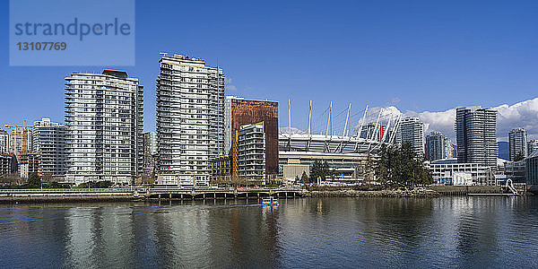 Eigentumswohnungen und BC Place; Vancouver  British Columbia  Kanada