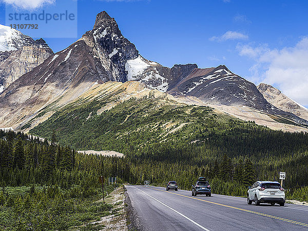 Autos  die auf einer Straße durch die zerklüfteten kanadischen Rocky Mountains im Jasper National Park fahren; Alberta  Kanada