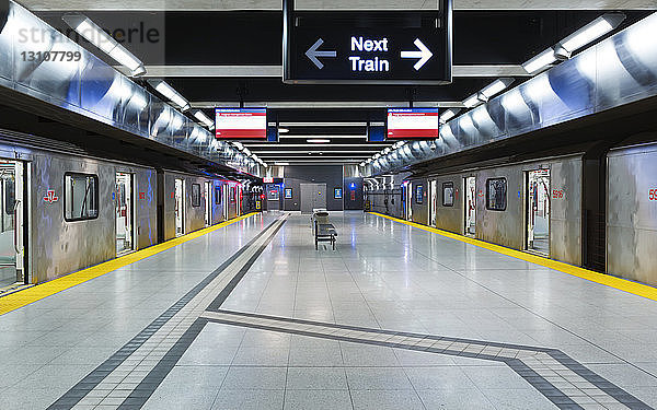 Innere Züge in der U-Bahn-Station Vaughan Metropolitan Centre auf der Yonge-University-Linie; Toronto  Ontario  Kanada