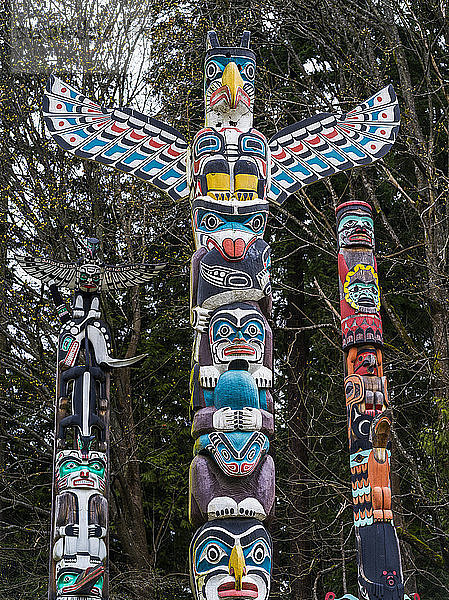 Bunte Totempfähle im Stanley Park; Vancouver  British Columbia  Kanada