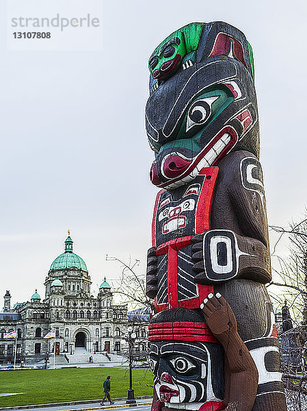 Legislative von British Columbia und bunter Totempfahl  Vancouver Island; Victoria  British Columbia  Kanada