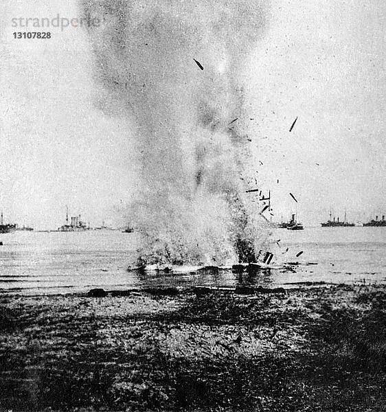 Stereoview WW1 Realistische Reisen Militärfotos um 1918. Ein gefangenes deutsches U-Boot wird an Land getrieben und aus dem Wasser gesprengt