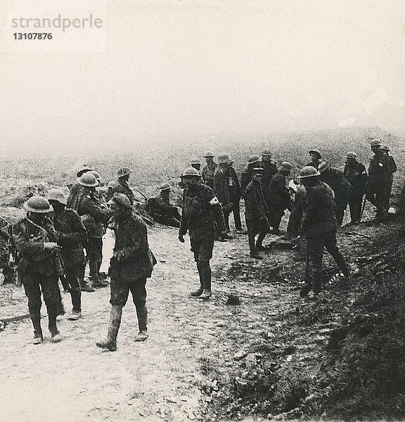 Stereoview  Erster Weltkrieg  Der Große Krieg  Realistische Reisen Militärfotografien um 1918. Versorgung der Verwundeten an der Menin Road  Ypern  während der schweren Kämpfe um Zonnebeke.