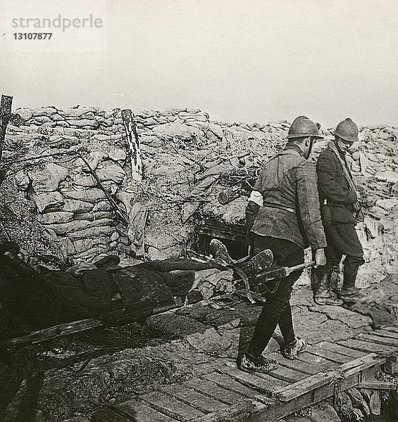 Stereoview WW1  Der Große Krieg Realistische Reisen Militärfotos um 1918. Belgische Sanitäter tragen einen verwundeten Kameraden durch die Schützengräben bei Dixmude