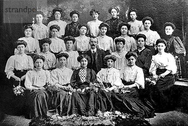 Glasnegativ um 1900.Viktorianisch.Sozialgeschichte. Eine Gruppe von Damen und ein Herr posieren förmlich. Die Damen haben kleine Blumensträuße. mögliche Pflege