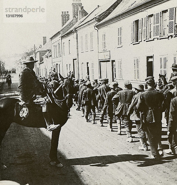 Stereoview WW1  Der Große Krieg Realistische Reisen Militärfotos um 1918. Einzug der Gefangenen nach dem Rückschlag bei Hangard und Villers-Bretonneux in der Schlacht von Laiser