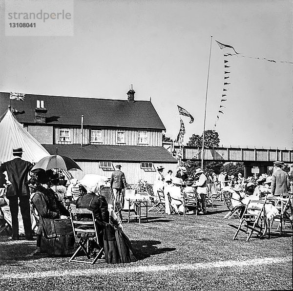 Laterna Magica um 1900  viktorianisch/edwardianisch  Sozialgeschichte. Gartenparty oder Fete mit vielen Leuten  Bunings  Tischen und Stühlen