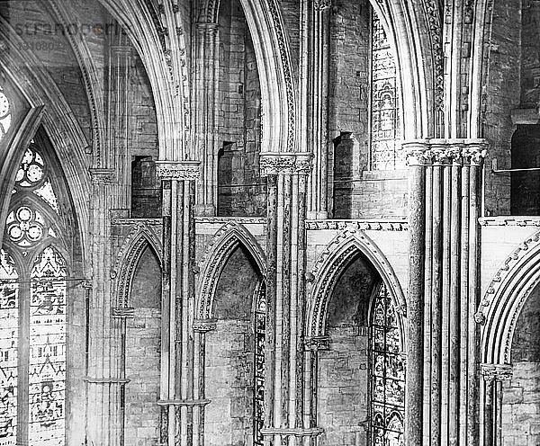 Ein Diapositiv mit Laterna Magica um 1900. Religiöse Dias . Trotz der Größe der Kathedrale von Durham war der Bereich des St. Cuthbert-Schreins nicht besonders groß und wäre von Pilgern überfüllt und beengt gewesen. Die Kapelle der neun Altäre  die um 1280 errichtet wurde  diente dazu  den Platz in der Kathedrale zu vergrößern. Mit neun neuen Altären in unmittelbarer Nähe zum Schrein des Heiligen Cuthbert war diese Kapelle ideal. Die um 1280 errichtete Kapelle der Neun Altäre wurde durch eine ähnliche  1247 fertiggestellte Erweiterung der Fountains Abbey in North Yorkshire inspiriert.