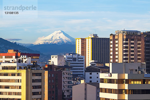 Quito  die Hauptstadt Ecuadors  und der Vulkan Cotopaxi. Der Cotopaxi ist ein aktiver Stratovulkan in den Anden  der im Kanton Latacunga der Provinz Cotopaxi liegt; Quito  Ecuador