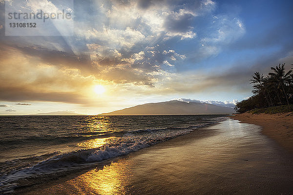 Blick auf den Sonnenuntergang mit weichem Wasser von North Kihei; Maui  Hawaii  Vereinigte Staaten von Amerika