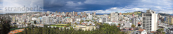 Der Blick auf Quito  die Hauptstadt Ecuadors  vom JW Marriott Hotel an der Ave Orellana aus in Richtung Westen; Quito  Ecuador