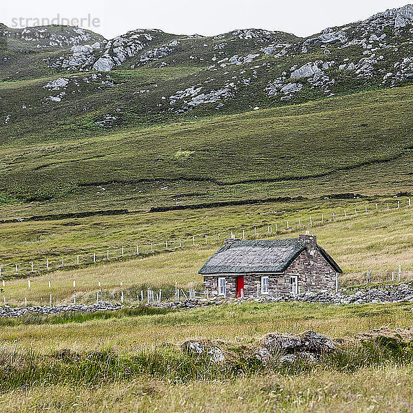 Steinhaus auf einem Acker in den Bergen  Achill Island  Wild Atlantic Way; Achill Sound  County Mayo  Irland