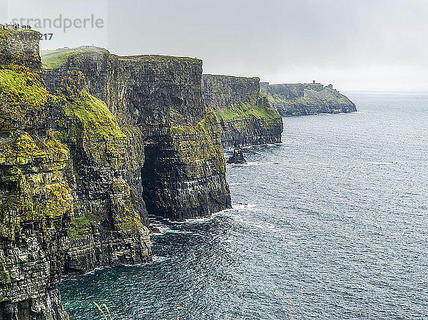 Zerklüftete Cliffs of Moher am Atlantik; Ennistymon  Grafschaft Galway  Irland