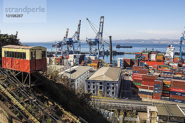 Seilbahnaufzug Ascensor Artilleria und Einkaufscontainer im Hafen; Valparaiso  Region Valparaiso  Chile