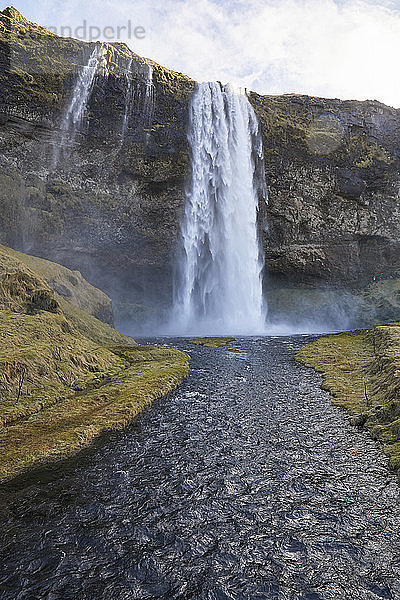 Landschaftliche Ansicht des Seljalandsfoss-Wasserfalls gegen den Himmel