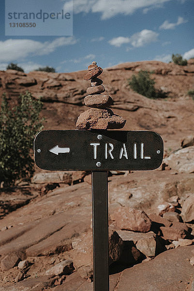 Wegweiser am Arches-Nationalpark gegen den Himmel