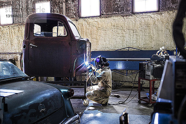 Mechanischer Schweißlastwagen in Autowerkstatt