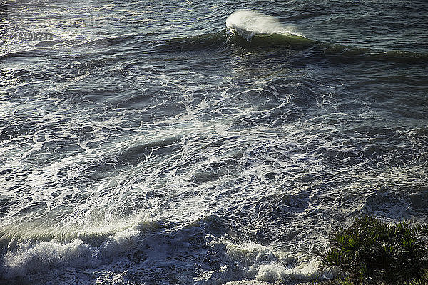 Hochwinkelansicht von Wellen auf See