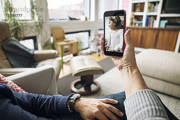 Ausgeschnittenes Bild einer Videokonferenz eines älteren Ehepaares zu Hause