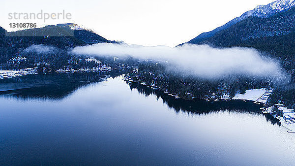 Landschaftliche Ansicht eines ruhigen Sees durch Berge gegen den Himmel