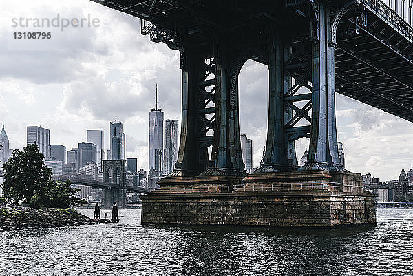 Manhattan-Brücke über den East River in der Stadt gegen bewölkten Himmel