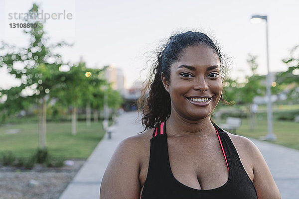 Porträt einer glücklichen Sportlerin im Park