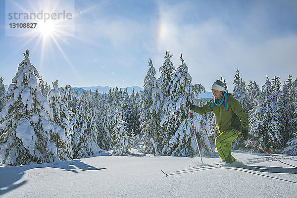 Mann fährt an einem sonnigen Tag Ski