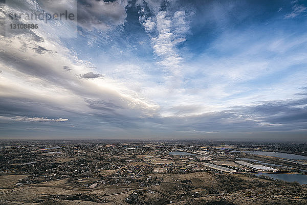 Luftaufnahme der ländlichen Landschaft vor bewölktem Himmel bei Denver