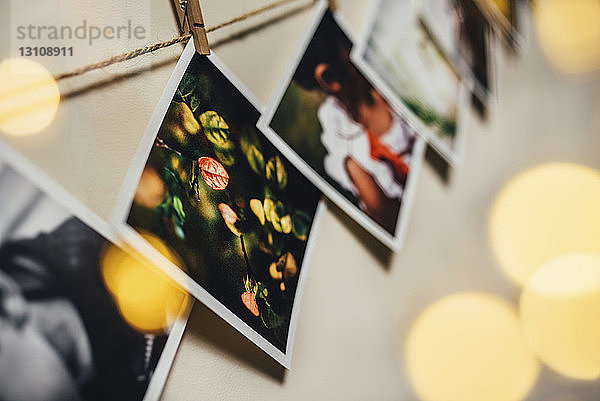 Niedrigwinkelansicht von Fotos  die an einem Seil an der Wand hängen