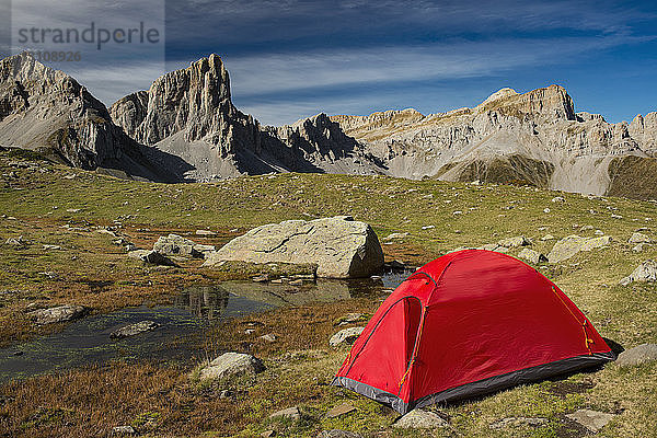 Rotes Zelt auf felsigem Berg im Apsetal