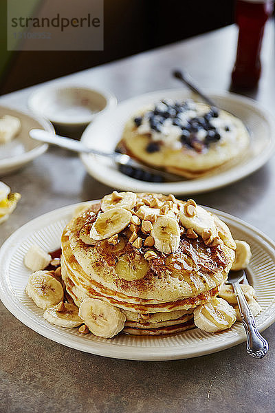 Pfannkuchen mit Bananenscheiben im Teller serviert