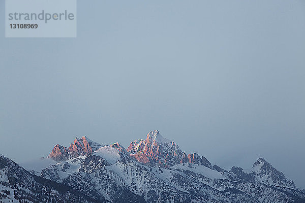 Landschaftliche Ansicht schneebedeckter Berge bei klarem Himmel