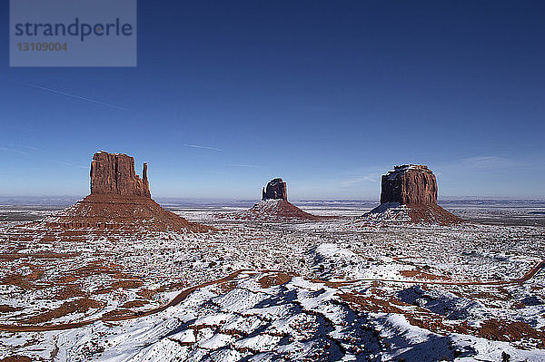 Landschaftliche Ansicht des Monumententals vor klarem blauen Himmel im Winter