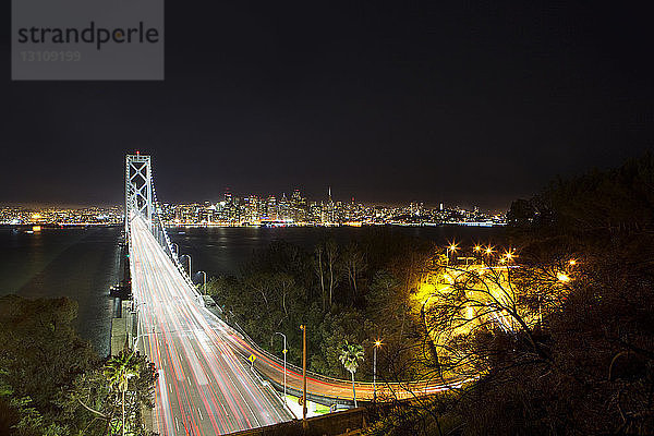 Fahrzeuge auf der Oakland Bay Bridge bei Nacht