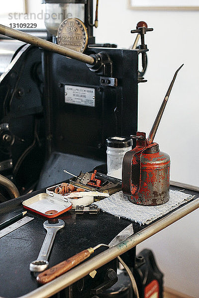 Ausrüstung auf Tisch durch Siebdruckpresse in der Werkstatt