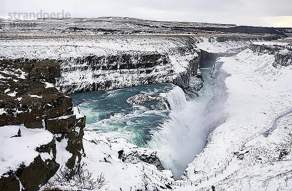 Hochwinkelansicht des Gullfoss Falls im Winter